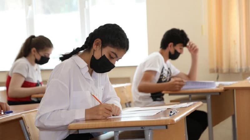 İmtahanda bir nəfərdə “ağıllı” saat aşkarlandı (YENİLƏNİB)