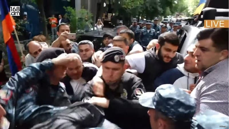 İrəvanda etirazçılar nazirlikləri mühasirəyə aldı (VİDEO)