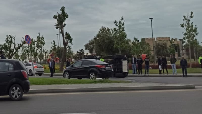 Bakıda iki maşın toqquşdu: “Gelandewagen” aşdı