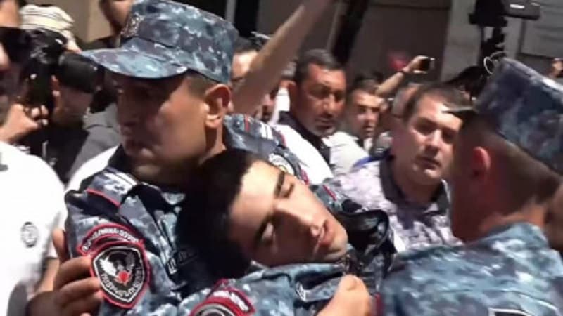 Müxalifət hökumət binasını tutmaq istədi, polis imkan vermədi (VİDEO)