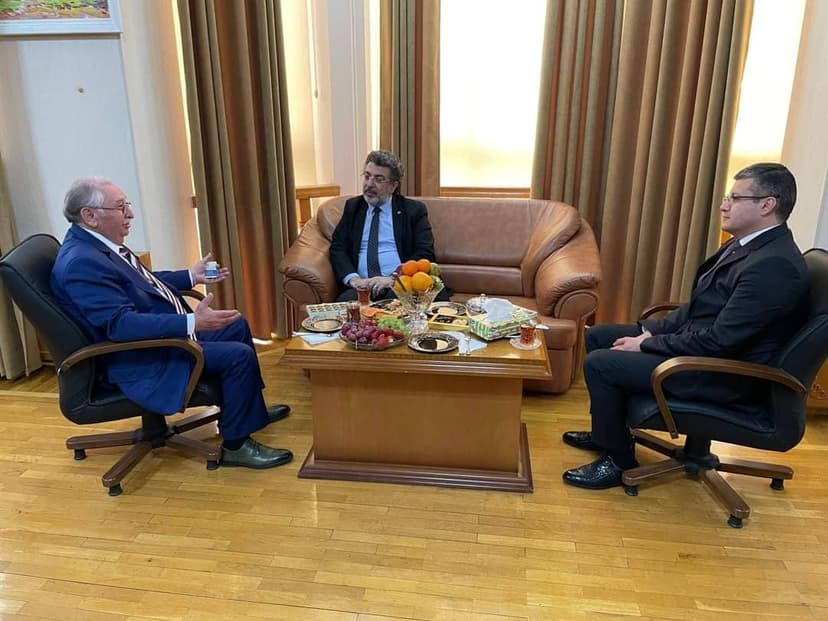 Professor Dr. Olgun Çiçek Odlar Yurdu Universitetinin fəxri qonağı qismində