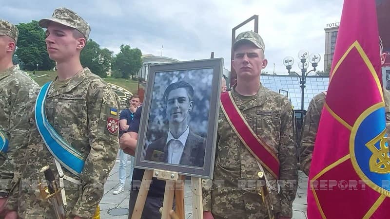 Ukraynalılar həlak olan hərbçi ilə Maydanda vidalaşdılar (FOTO)
