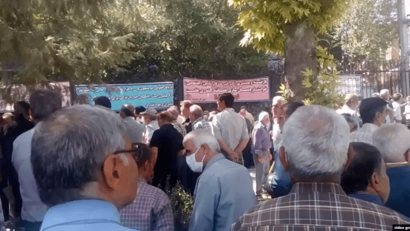 İran qaynar qazana çevrilir: Etirazçı təqaüdçülərə biznesmenlər də qoşuldu (VIDEO)