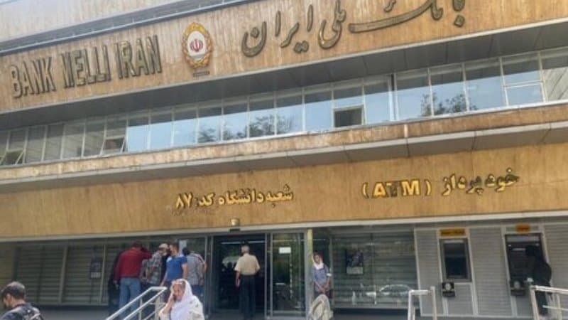 İran Milli Bankında soyğun: zərrəçəkənlərlə polis toqquşdu (VİDEO)
