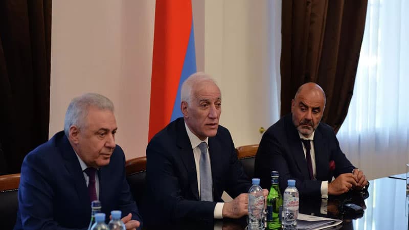 Ermənistan prezidenti Qarabağla bağlı hakimiyyətin mövqeyini Rusiyada belə təqdim etdi