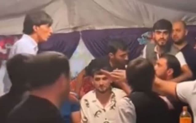 Bakı toyunda meyxanaçılar arasında dava düşdü (VİDEO)