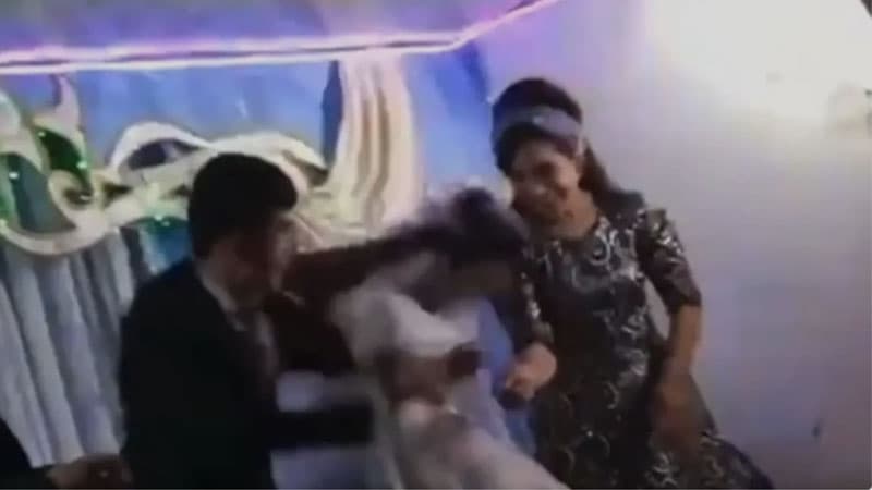 Toyda gəlinin başına qapaz endirən bəyə cinayət işi açıldı - Məşhur videodan xəbər var