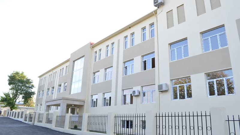 Şagirdlərə dini mahnı oxudan müəllimə şiddətli töhmət verildi (YENİLƏNİB)