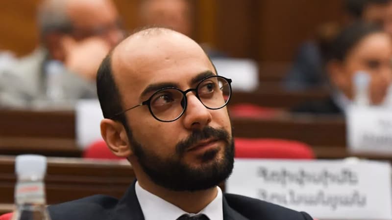 İşxan Sağatelyan və Vahe Hakopyan tutduqları vəzifələrdən azad edildi