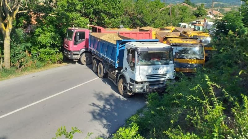 Kosovoda gərginlik davam edir: Etirazçılar yolları bağladı