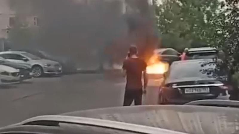 Moskvada bir qadın yüksək ranqlı hərbçinin maşınını yandırdı - Etiraz