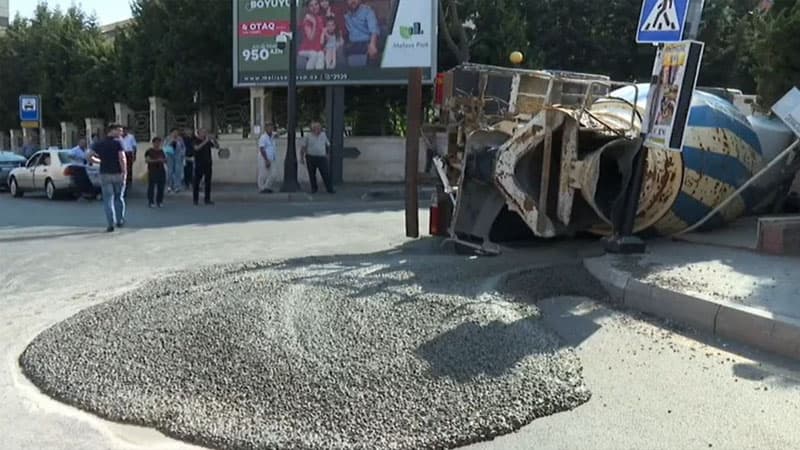 Bakıda betonqarışdıran maşını aşdı