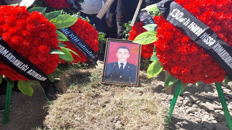 Həlak olan hərbçi dəfn edildi (FOTO)