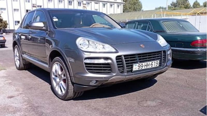 “Porsche”də silah və döyüş sursatları saxlayan şəxs tutuldu (FOTO)