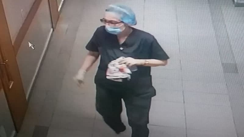 Xadimə paltarı geyinən qadın xəstələrin əşyalarını oğurladı (FOTO)