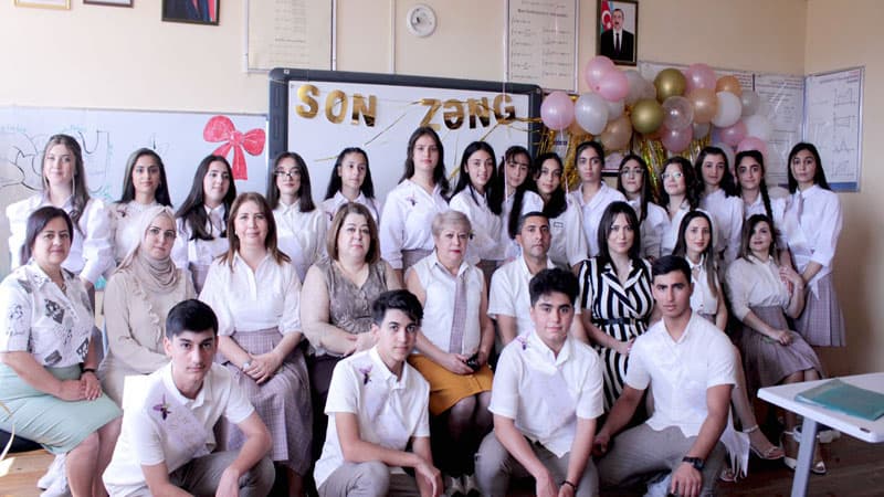 20 şagirdi ali məktəbə daxil olan müəllim: "Öz uşağıma ayırmağa vaxtım olmur" (FOTO)
