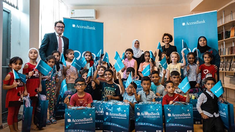 AccessBank-dan məktəblilər üçün xeyriyyə aksiyası (R)
