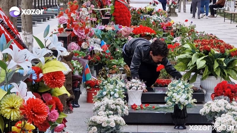 Hər gün Şəhidlər xiyabanında məzarları təmizləyən şəxs kimdir? (VİDEO)