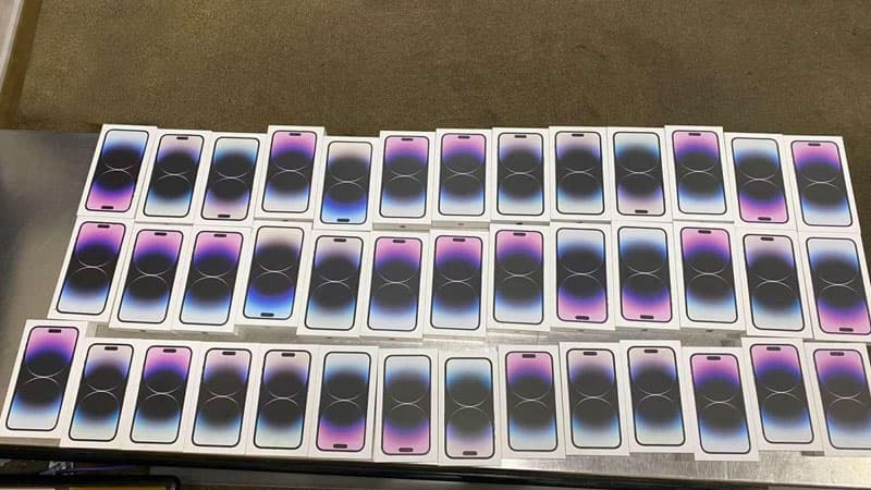 İki çamadan "iPhone" keçirmək istəyən şəxs gömrükdə saxlanıldı (FOTO)