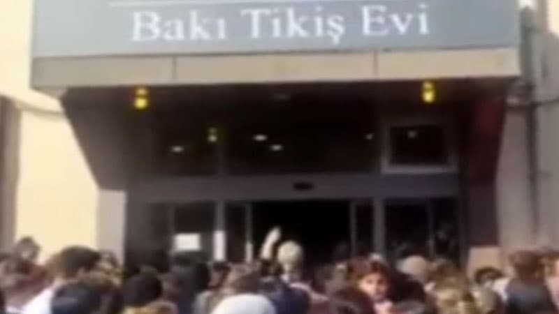 Məktəbli forması üçün Bakı Tikiş Evinin qarşısında izdiham (VİDEO)