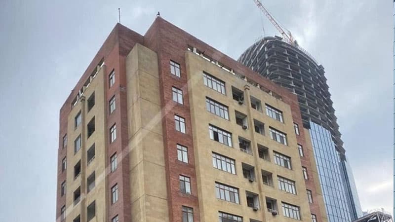 Paytaxtın mərkəzində çoxmərtəbəli binanın söküntüsünə başlanıldı (FOTO)