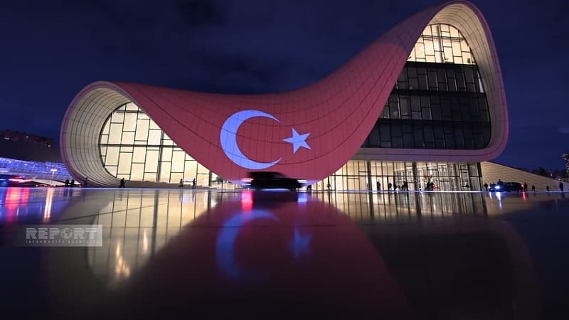 Heydər Əliyev Mərkəzi Türkiyə bayrağı ilə işıqlandırıldı (FOTO)