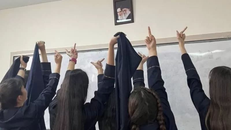 İranda məktəbli qızlar da hicablarını atdı və... - BBC