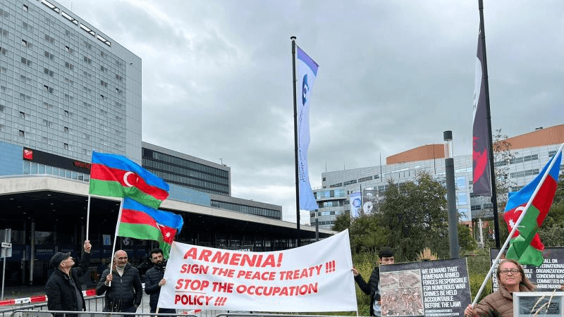 Azərbaycan icması Ermənistanın Niderlanddakı səfirliyi qarşısında piket keçirdi (FOTO)