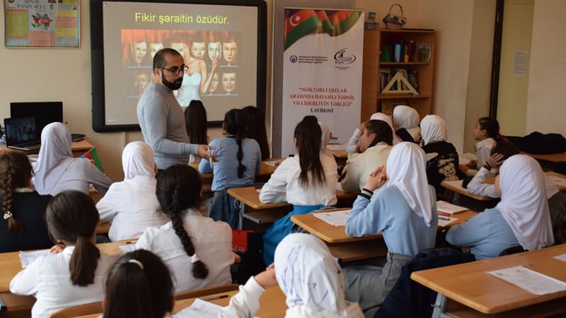 Qızların davamlı təhsilə aparan yolunu bəzən valideynlər kəsir
