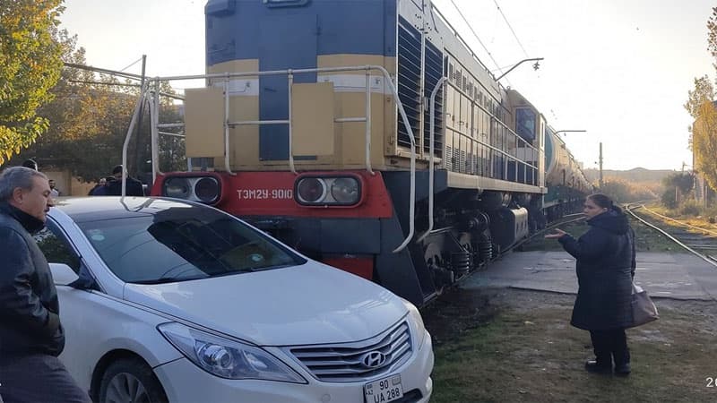 Bakıda yük qatarı ilə avtomobil toqquşdu (FOTO)