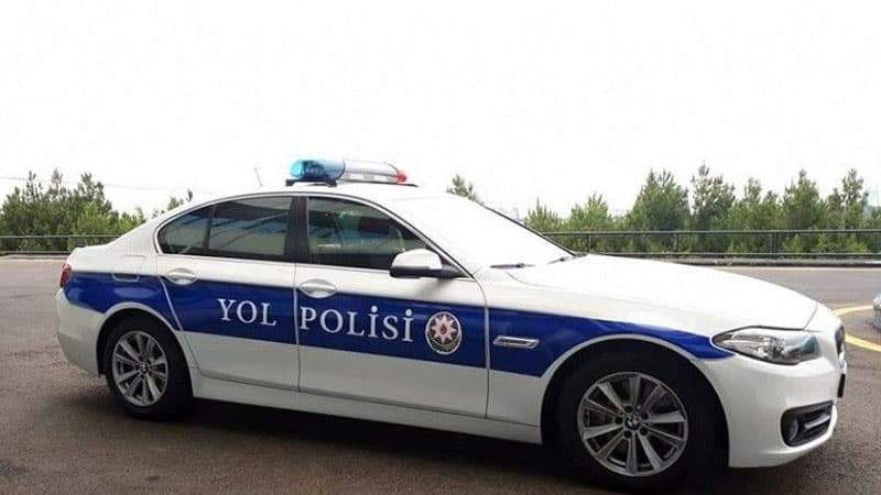 Azərbaycanda YPX avtomobili qəzaya düşdü: Polis xəsarət aldı (FOTO)