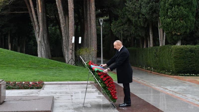 İlham Əliyev Heydər Əliyevin məzarını ziyarət etdi