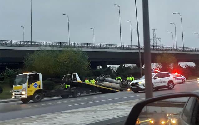 “Koroğlu” metrosu yaxınlığında maşın aşdı