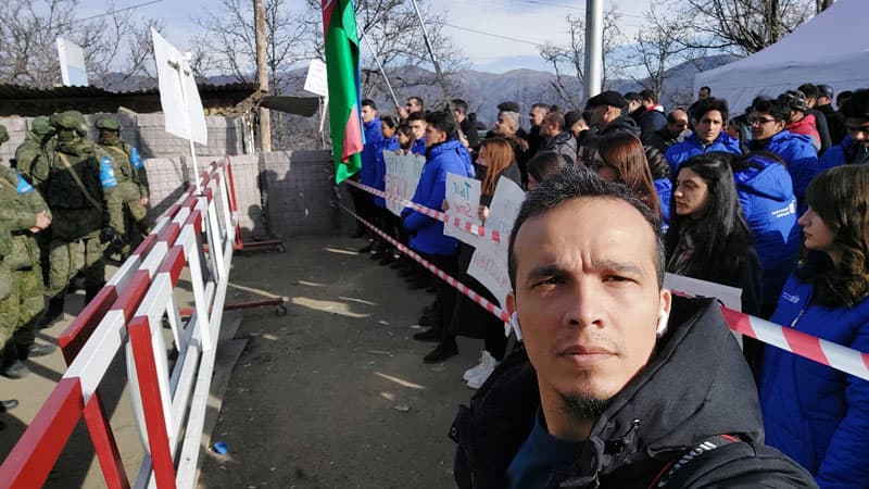 “Sülhməramlılar bizə mane olmağa başlayıb”- Aksiyanı işıqlandıran jurnalist prosesin davam edəcəyini bildirir