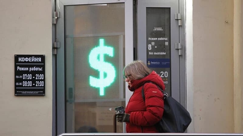 Dolların məzənnəsi may ayından bəri ilk dəfə 70 rublu ötdü