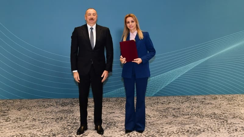 Prezident ona ev verdi (FOTO)