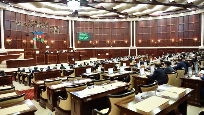 Dövlət qulluqçularına ödənişli fəaliyyətlə məşğul olmaq qadağan edilir