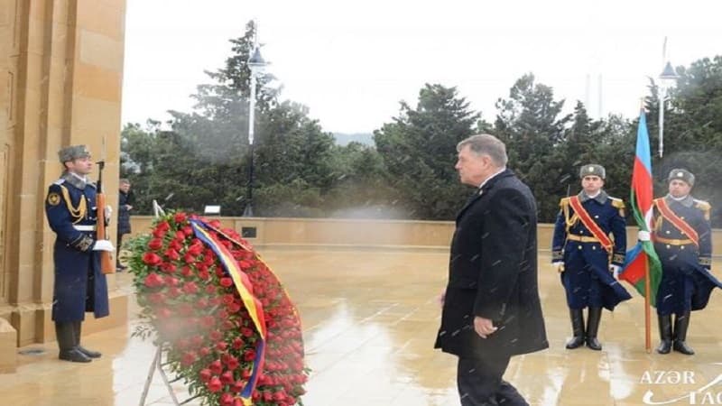 Rumıniya Prezidenti Şəhidlər xiyabanını ziyarət etdi (FOTO)