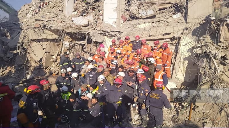 Azərbaycanın xilasediciləri 198 saatdan sonra dağıntılar altından 2 qardaşı sağ çıxardı (FOTO)