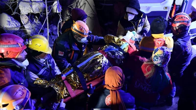 40 yaşlı qadın 170 saat sonra dağıntılar altından sağ çıxarıldı (VİDEO)