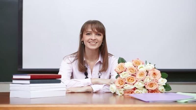 8 mart gəlir! Müəllimlərə nə hədiyyə edək? - Ekspert