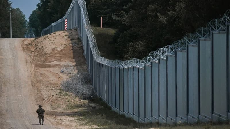 Polşa Belarusla sərhədi tamamilə bağlamağa hazır olduğunu açıqladı