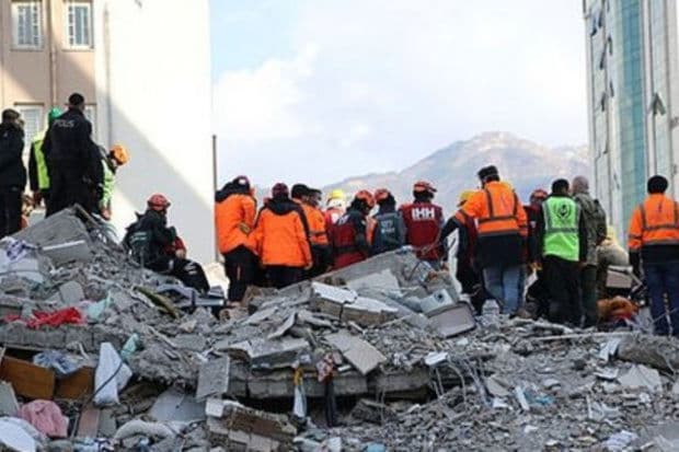 Ana və övladı zəlzələdən 141 saat sonra xilas edildi