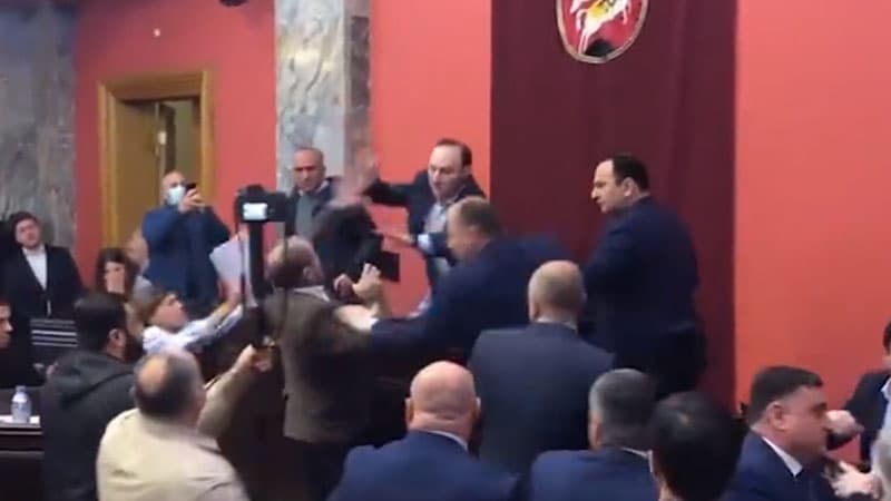 Xarici agentlər haqda qanuna görə gürcü deputatlar yenidən dava etdilər (VİDEO)