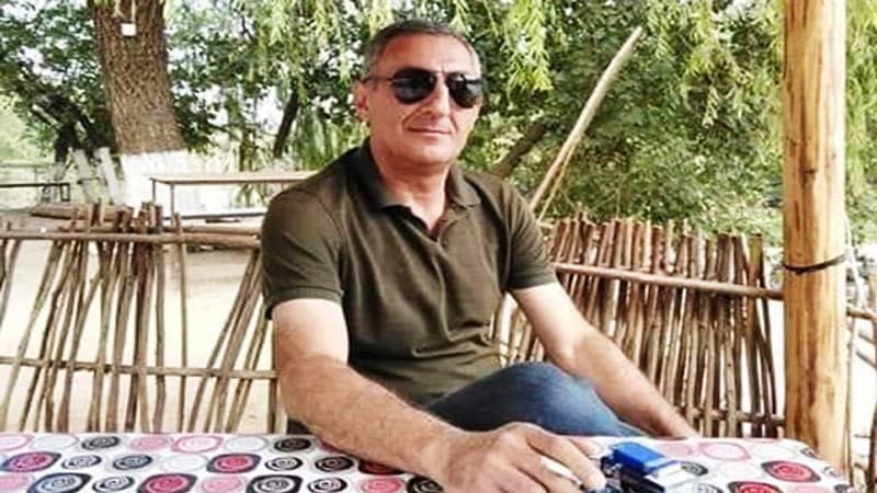 Sürücü sükan arxasında öldü, maşını piyadaların üstünə çıxdı (FOTO)