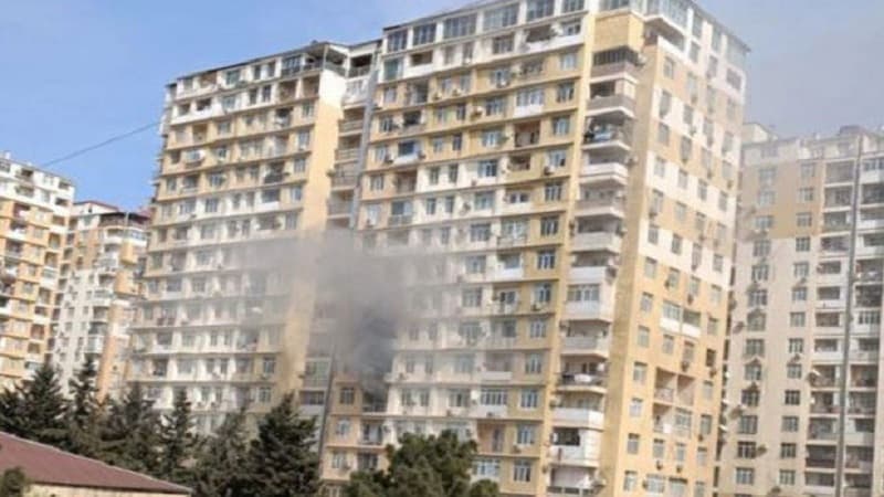 Bakıda yaşayış binası yanır (FOTO/VİDEO)