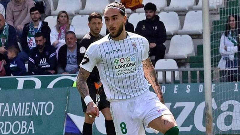 Ürəyi dayanan futbolçu ayılıb meydana qayıtmaq istədi (VİDEO)