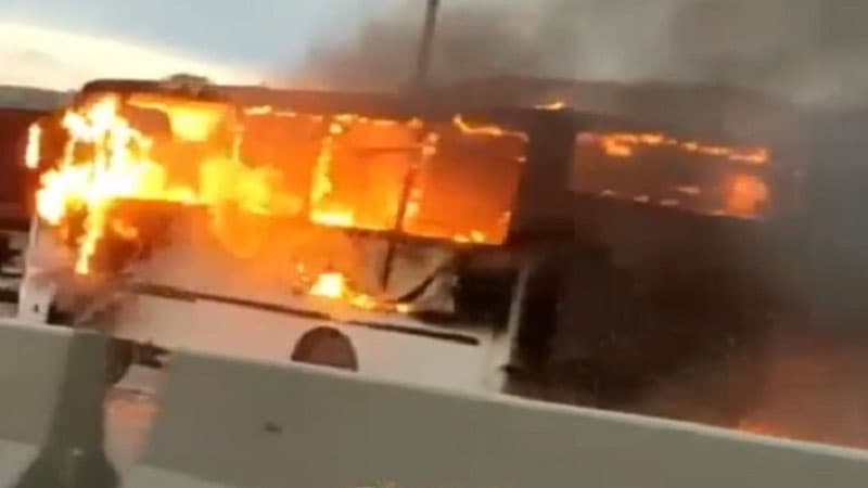 Bakıda sərnişin avtobusu yandı (VİDEO)