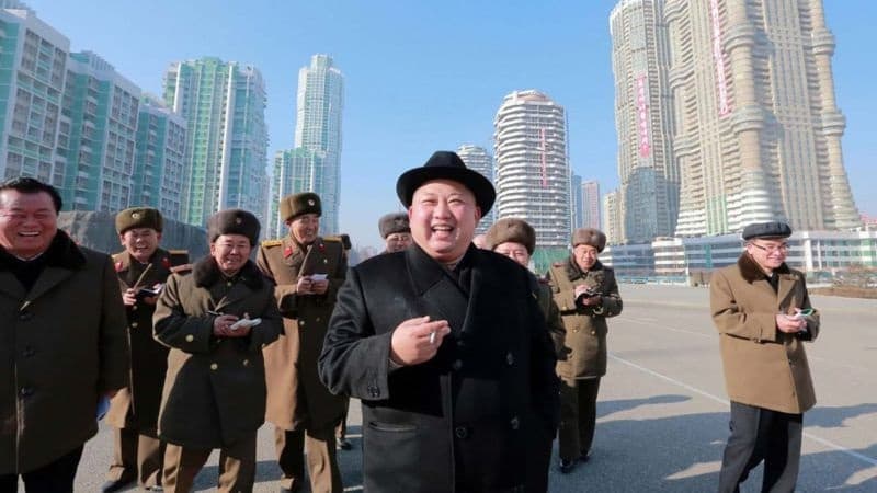 Kim Çenə siqaret satdığına görə British American Tobacco ABŞ-a 635 milyon ödəməli olacaq