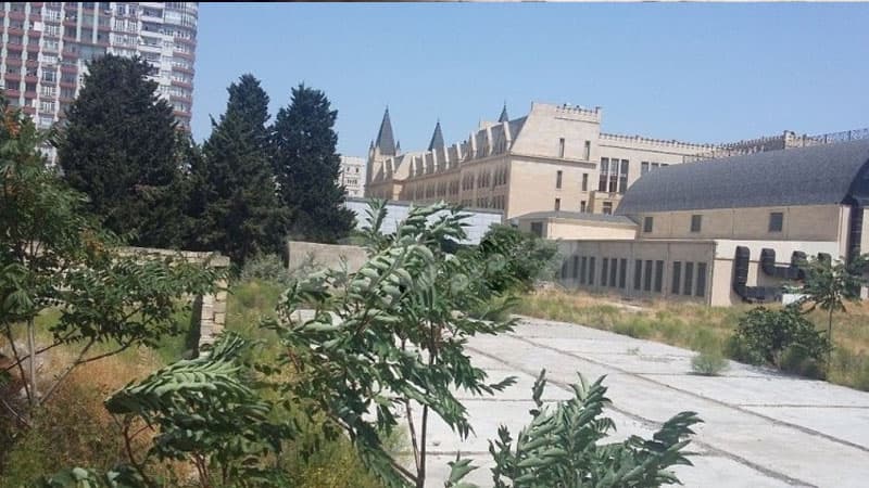 Milli Məclisin yanında 13 milyona torpaq satılır (FOTO)